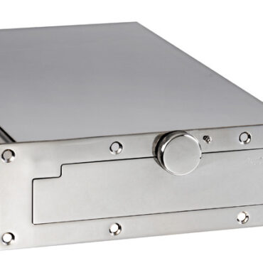 Scaletta telescopica ad incasso compatta da 3 gradini + box da incorporare nello spessore della plancetta. Le sue dimensioni ridotte la rendono ideale per le imbarcazioni più piccole.Realizzata in acciaio inox lucidato a specchio. Realizzata in Italia da Douglas Marine.Estrazione della scaletta guidata che determina una migliore scorrevolezza e precisione di movimento.