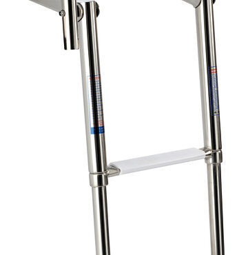 Provvista di maniglia pieghevole/abbattibile per facilitare la risalita a bordo. Realizzate in acciaio inox AISI 316 lucidato a specchio. Finitura eccezionale, gradini ovali con pedana in plastica bianca.