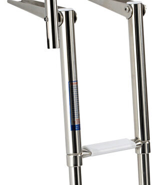 Provvista di maniglia pieghevole/abbattibile per facilitare la risalita a bordo. Realizzate in acciaio inox AISI 316 lucidato a specchio. Finitura eccezionale, gradini ovali con pedana in plastica bianca.