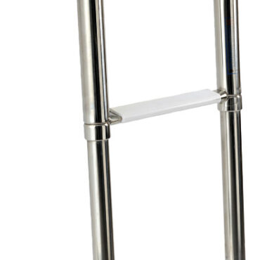 Realizzata in acciaio inox lucidato a specchio. Gradini ovali con pedana in plastica bianca.