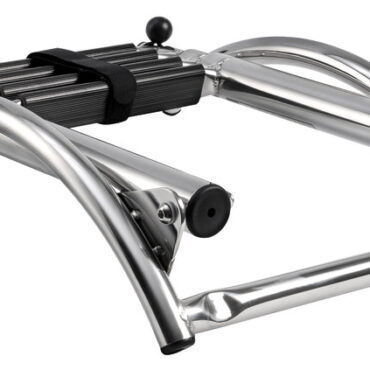 In acciaio inox lucidato a specchio. Gradini con pedana in plastica antisdrucciolo.Fissaggi al pagliolo con 2 piastrine inox (incluse) e nastro regolabile con fibbia autobloccante inox.Adatta per tubolari gommoni fino a Ø 500 mm.Completa di maniglia di risalita.