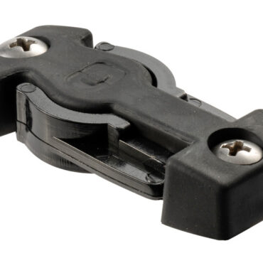 La clip in nylon si aggancia al tubolare della scaletta permettendo una posizione di sicurezza in navigazione, mentre quando non è in uso viene ripiegata sulla coperta integrandosi nella sua base di montaggio in EPDM antiurto.Facilmente applicabile sulla coperta con due viti di montaggio autofilettanti.