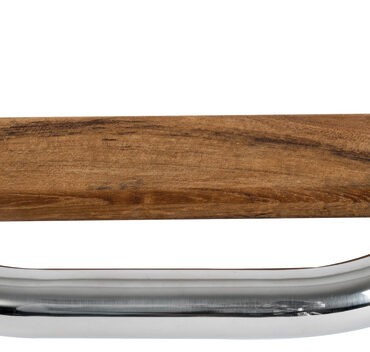 Fabbricato in acciaio inox AISI 316 lucidato, completo di gradino in teak.