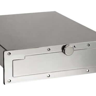 Scaletta telescopica ad incasso in acciaio inox AISI316 a 4 gradini. Dotata di maniglia di risalita integrata che si alza e si abbassa automaticamente ruotando la scaletta.Il meccanismo di chiusura maniglia facilita il recupero della scaletta dalla plancia. Estrazione della scaletta guidata che determina un migliore scorrimento e precisione di movimento.