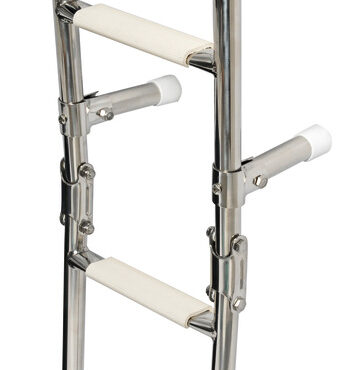 In acciaio inox lucidato a specchio per il fissaggio su poppa, modello con gradini con superficie ovalizzata. Il gradino ovale, rispetto ai tradizionali tondi, é molto più agevole e comodo nell’uso. I gradini nella parte superiore sono ricoperti di pedana in plastica antiscivolo.