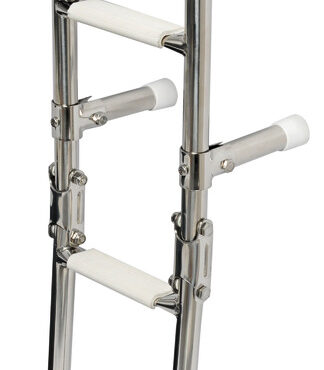 In acciaio inox lucidato a specchio per il fissaggio su poppa, modello con gradini con superficie ovalizzata. Il gradino ovale, rispetto ai tradizionali tondi, é molto più agevole e comodo nell’uso. I gradini nella parte superiore sono ricoperti di pedana in plastica antiscivolo.