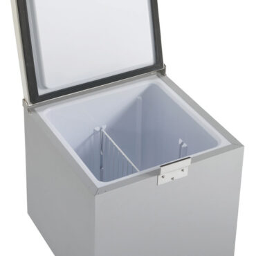 Prodotto molto versatile che può essere usato come frigo o come congelatore e installato sia con apertura frontale, sia con apertura dall'alto. Il compressore SECOP è remotizzabile fino a 1,3 m di distanza. La porta è bianca, ma essendo pannellabile, il rivestimento può essere variato secondo le esigenze.