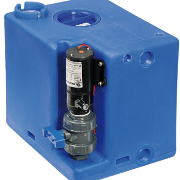 Fornito già montato e pronto all’installazione. Compatibile con tutti i wc elettrici e manuali. COMPLETO DI: maceratore elettrico; filetti femmina di carico 1” 1/2 + 3/4”; filetti femmina di sfiato 3/4”; filetti femmina di scarico emergenza manuale 1” 1/2; incavi per ganci di fissaggio 52.195.00; valvola di intercettazione per poter staccare il maceratore in caso di manutenzione; flangia 5 fori pre-forata per sensore di livello (sensore da ordinare a parte); protezione per sensore di livello. Fabbricati secondo ISO 8099.