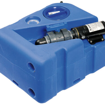 Fornito già montato e pronto all’installazione. Compatibile con tutti i wc elettrici e manuali. COMPLETO DI: maceratore elettrico; filetti femmina di carico 1” 1/2 + 3/4”; filetti femmina di sfiato 3/4”; filetti femmina di scarico emergenza manuale 1” 1/2; incavi per ganci di fissaggio 52.195.00; valvola di intercettazione per poter staccare il maceratore in caso di manutenzione; flangia 5 fori pre-forata per sensore di livello (sensore da ordinare a parte); protezione per sensore di livello. Fabbricati secondo ISO 8099.