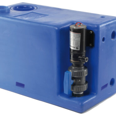 Fornito già montato e pronto all’installazione. Compatibile con tutti i wc elettrici e manuali. COMPLETO DI: maceratore elettrico; filetti femmina di carico 1” 1/2 + 3/4”; filetti femmina di sfiato 3/4”; filetti femmina di scarico emergenza manuale 1” 1/2; incavi per ganci di fissaggio 52.195.00; valvola di intercettazione per poter staccare il maceratore in caso di manutenzione; flangia 5 fori pre-forata per sensore di livello (sensore da ordinare a parte); protezione per sensore di livello. Fabbricati secondo ISO 8099.