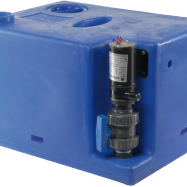 Fornito già montato e pronto all’installazione. Compatibile con tutti i wc elettrici e manuali. COMPLETO DI: maceratore elettrico; filetti femmina di carico 1” 1/2 + 3/4”; filetti femmina di sfiato 3/4”; filetti femmina di scarico emergenza manuale 1” 1/2; incavi per ganci di fissaggio 52.195.00; valvola di intercettazione per poter staccare il maceratore in caso di manutenzione; flangia 5 fori pre-forata per sensore di livello (sensore da ordinare a parte); protezione per sensore di livello. Fabbricati secondo ISO 8099.