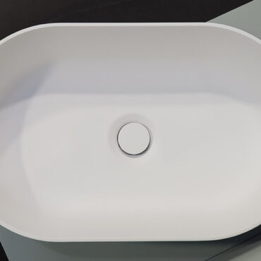 Lavabo in colore Opaco dall’estetica moderna e sottile.Versione con piletta incorporata dello stesso colore “tinta su tinta”.Per minimo 20 pezzi è possibile avere anche la versione Tonda con piletta bianca pre-assemblata.Per minimo 20 pezzi è possibile richiedere verniciatura esterna in RAL.