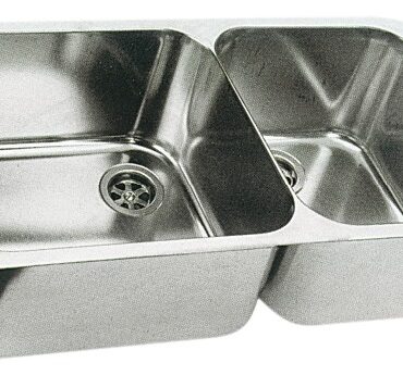 In acciaio inox lucidato.