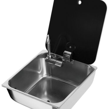 In acciaio inox lucidato e completi di rubinetto acqua. Piletta di scarico optional.