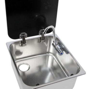 In acciaio inox lucidato e completi di rubinetto acqua. Piletta di scarico optional.