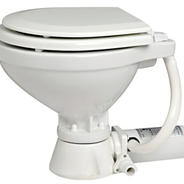 Provvisto di pompa autoadescante in bronzo con girante in neoprene. Funziona premendo un pulsante. Motore a magneti permanenti e albero in acciaio inox, con maceratore incorporato. Sedile e coperchio di colore bianco. Tubo d’entrata da 19 mm (3/4") e d’uscita da 25 mm (1”). Pannello di comando INCLUSO.Raccordo lavaggio Spray Nozzle che garantisce una pulizia più rapida ed efficace grazie al getto d'acqua ad altissima pressione su tutta la superficie del WC.