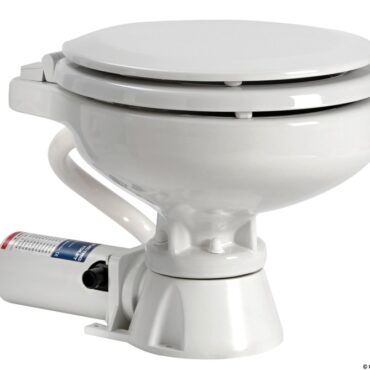 Provvisto di pompa autoadescante in bronzo con girante in neoprene. Funziona premendo un pulsante. Motore a magneti permanenti e albero in acciaio inox, con maceratore incorporato. Sedile e coperchio di colore bianco. Tubo d’entrata da 19 mm (3/4") e d’uscita da 25 mm (1”). Pannello di comando INCLUSO.Raccordo lavaggio Spray Nozzle che garantisce una pulizia più rapida ed efficace grazie al getto d'acqua ad altissima pressione su tutta la superficie del WC.