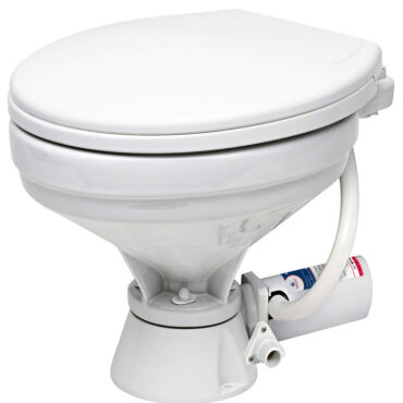 Provvisto di pompa autoadescante in bronzo con girante in neoprene. Funziona premendo un pulsante. Motore a magneti permanenti e albero in acciaio inox, con maceratore incorporato. Sedile e coperchio di colore bianco. Tubo d’entrata da 19 mm (3/4") e d’uscita da 25 mm (1”). Pannello di comando INCLUSO.Raccordo lavaggio Spray Nozzle che garantisce una pulizia più rapida ed efficace grazie al getto d'acqua ad altissima pressione su tutta la superficie del WC.