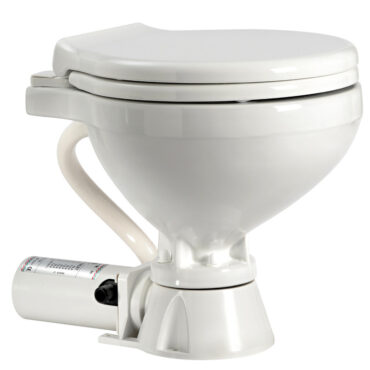 Provvisto di pompa autoadescante in bronzo con girante in neoprene. Funziona premendo un pulsante. Motore a magneti permanenti e albero in acciaio inox, con maceratore incorporato. Sedile e coperchio di colore bianco. Tubo d’entrata da 19 mm (3/4") e d’uscita da 25 mm (1”). Pannello di comando INCLUSO.Raccordo lavaggio Spray Nozzle che garantisce una pulizia più rapida ed efficace grazie al getto d'acqua ad altissima pressione su tutta la superficie del WC.