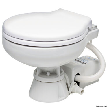 Provvisto di pompa autoadescante in bronzo con girante in neoprene. Funziona premendo un pulsante. Motore a magneti permanenti e albero in acciaio inox, con maceratore incorporato. Sedile e coperchio di colore bianco. Tubo d’entrata da 19 mm (3/4") e d’uscita da 25 mm (1”). Pannello di comando INCLUSO.Raccordo lavaggio Spray Nozzle che garantisce una pulizia più rapida ed efficace grazie al getto d'acqua ad altissima pressione su tutta la superficie del WC.