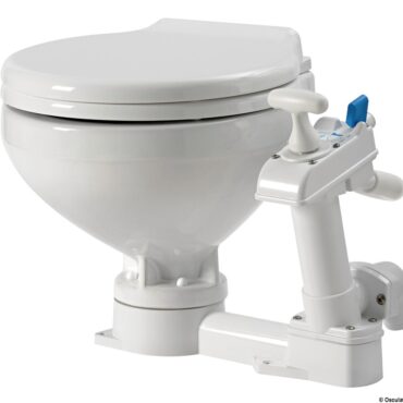 Molto robusto e di linea bassa e moderna. Può essere installato sopra o sotto livello. Tubi d’entrata da 19 mm (3/4") e d’uscita da 38 mm (1"1/2). La pompa può essere montata a destra o a sinistra. Pompa smontabile dall’alto.Raccordo lavaggio Spray Nozzle che garantisce una pulizia più rapida ed efficace grazie al getto d'acqua ad altissima pressione su tutta la superficie del WC. Fissaggio compatibile con WC Jabsco.