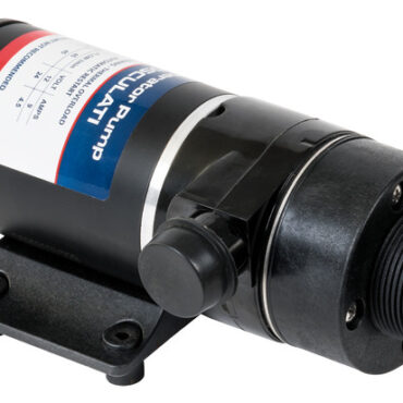 Aspira, trita ed espelle dagli scarichi dei WC prelevandoli dal serbatoio acque nere.Bocca entrata 38 mm. Bocca uscita 25 mm.Aspirazione max 100 cm a secco e 125 cm con parti umide.