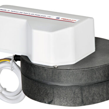 Questa valvola si basa sulla versione manuale 50.234.00 che è stata elettrificata. Con un interruttore ON-OFF-ON è possibile azionare la valvola dal cruscotto o dalla cabina. Il dispositivo è progettato in maniera tale che, in caso di avaria, può essere usato manualmente. Accetta tubi Ø 38/25 mm. Ingombro esterno 250x180x200 mm. Assorbimento 1,5 Ampère a 12 V.