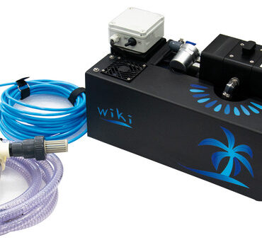 E’ il dissalatore ideale per coloro che non vogliono o non possono effettuare lavori d’installazione o che semplicemente vogliono avere a bordo un dissalatore aggiuntivo di back-up.Semplice, leggero, compatto e robusto Wiki 30 è azionabile in pochi minuti collegando i tubi, inclusi in una sacca aggiuntiva, attraverso pratici innesti rapidi.Fornito in un pratico e robusto borsone facilmente stivabile in un gavone rappresenta una soluzione perfetta anche per barche da charter o da regata.