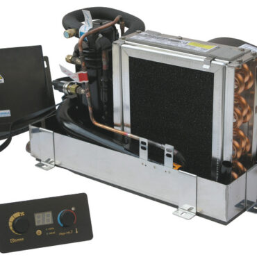 Il più piccolo condizionatore marino sul mercato. Perfetto per condizionare una piccola cabina. Grazie al basso consumo può essere installato anche su piccole imbarcazioni non provviste di generatore o presa banchina (necessaria l'installazione di un inverter opzionale da minimo 800 W continui). Fornito completo di display di controllo.