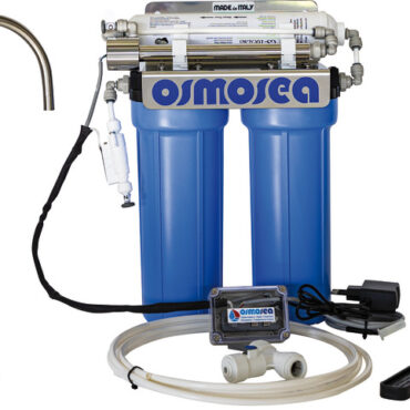 Il Purificator 300 LED è un sistema di trattamento dell’acqua molto semplice ma che garantisce un’acqua disinfettata, libera da sedimenti, cloro e cattivi odori. Grazie a Purificator 300 LED avrai sempre a disposizione acqua di alta qualità e sarai finalmente libero dalle bottiglie di plastica che occupano spazio a bordo ed inquinano i nostri mari. La lampada disinfettante con tecnologia a LED consuma 8.5W (solo in fase di spillatura) e si accende automaticamente all’apertura del rubinetto senza necessità di preriscaldamento. Con l'ultimo upgrade il rubinetto è stato dotato di una spia led che indica il corretto funzionamento dello sterilizzatore.