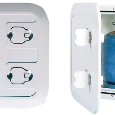 Per bombole da 3 kg con relativo regolatore di pressione. Sportello in Luran anti raggi UV. Completo di raccordo stagno per tubo gas. In accordo alla ISO 10239. Ventilazione remota tramite tubo Ø 16 mm.