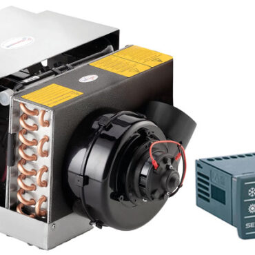 AirJet 12/24V DC è ideale per la climatizzazione di natanti ed imbarcazioni da diporto sprovviste di gruppo elettrogeno.Alimentato direttamente in corrente continua dalle batterie presenti a bordo consente di beneficiare della climatizzazione senza ricorrere a rumorosi gruppi elettrogeni oppure di collegamento ad uninverter.Dal design compatto ed elegante AirJet si distingue per l’elevata versatilità che rende possibile l’installazione con estrema facilità e senza sacrificare volumi elevati.E' ideale per raffreddare singole cabine.Quando la barca è ormeggiata in porto è comunque possibile, mediante l'apposito Kit (optional), effettuare il collegamento alla banchina e fruire dall'alimentazione 220V risparmiando le batterie a bordo.Pompa mare e pannello di controllo inclusi.* Kit distribuzione aria e ricircolo acqua mare OPTIONAL da ordinare separatamente cod. 50.268.00 / 50.267.99