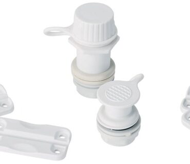 Contiene: 4 cerniere, 2 ganci chiusura, 2 tappi scarico, 24 viti inox.