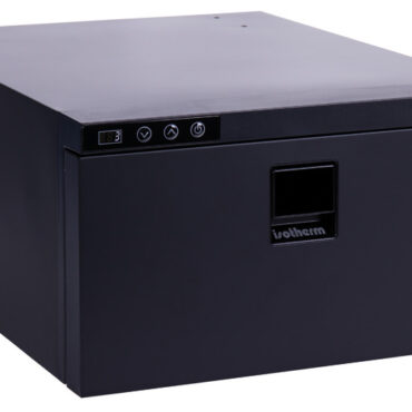 Dotato di guide in acciaio inox e porta in acciaio inox verniciata nera o in colore silver. Esternamente presenta linea Elegance. Interfaccia digitale user friendly esterna.Compressore Secop BD 12/24V 1,4F, silenzioso, ad alta efficienza.Sistema "Easy fix".