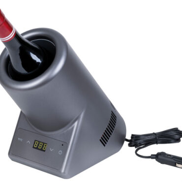 Questa glacette termoelettrica è un dispositivo di raffreddamento all'avanguardia progettato per garantire la temperatura ideale per bottiglie di vino e altre bevande fino ad un diametro di 92 mm.Il sistema di raffreddamento è termoelettrico e utilizza tubi di rame e un dissipatore di calore, assicurando una distribuzione uniforme della temperatura e prestazioni ottimali.La glacette è equipaggiata con un moderno pannello di controllo touch con display, che rende la regolazione della temperatura da un minimo di 5° semplice e intuitiva.Viene fornita con trasformatore a 220V e spina per accendisigari a 12V (vedi 14.517.01).