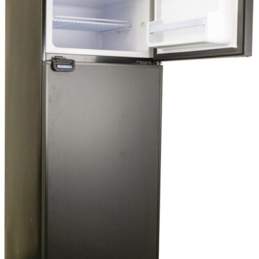 La serie CRUISE Classic Total Black offre frigoriferi eleganti e robusti, perfetti per l’ambiente nautico. Disponibili in capacità da 42 a 226 litri, combinano un design contemporaneo in nero opaco con alte prestazioni energetiche. - Freezer integrato (escluso versione “Drink”).- Illuminazione LED interna.- Rivestimento alimentare con angoli arrotondati per facile pulizia.- Compressore Secop 12/24 V a basso consumo.- Porta con serratura magnetica.- Materiali resistenti alla corrosione.