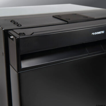 Frigoriferi con pannello nero scuro. Equipaggiati con 3 comodi ripiani e un balconcino per bottiglie o lattine. Scomparto freezer ordinabile separatamente come accessorio. - Pannello di comando touch interno con barra a LED;- Installazione porta reversibile;- Maniglia larga completamente integrata per un facile accesso;- Compressore leggero, compatto e a risparmio energetico con 3 modalità (Eco/Boost/Silent);- Compressore remotizzabile per la versione da 35 litri per ridurre al minimo la profondità;- Le cornici sono regolabili per installazione standard o ad incasso (vendute separatamente 50.907.XX / 50.908.XX).