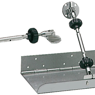 E’ costituito da due tenditori in acciaio inox da 10 mm, più quattro piastre in acciaio inox per il fissaggio dei tenditori ai flap e allo scafo, più due volantini speciali per il bloccaggio e lo sbloccaggio rapido a mano dei tenditori.