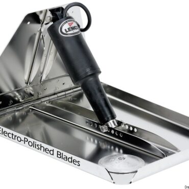 Adatti per grossi gommoni veloci o Fast-Commuter. Completi di anodi sacrificali.Il kit è composto da:- 2 cilindri azionatori 51.260.02 (codice LENCO 15055-01);- 2 alettoni in acciaio inox;- 2 prolunghe da 20' (6 m) 51.259.03 (codice LENCO 30133-103D) per collegamento dall'attuatore alla centralina, connettori stagni Deutsch Connectors.Il pannello di controllo va acquistato a parte.