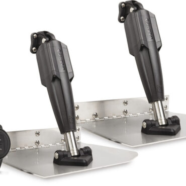 Sistema di Flap di nuova generazione con controller e centralina evoluti, pistoni rapidi e robusti per un’eccellente esperienza di guida. Attuatori più veloci e più potenti nati nel 2025 per garantire massime prestazioni di correzione d'assetto nelle barche moderne.Oltre ad una capacità di spinta di 340 Kg si caratterizzano per una capacità di tiro di 180 Kg (non presente nei cilindri standard).5 anni di garanzia sul sistema completo.74% di miglioramento nel bilanciamento della barca mantenendo lo scafo nel miglior angolo di carena nonostante pesi in movimento o mare formato.24% di minor impatto sull’acqua rende la navigazione più piacevole e morbida.Compatibile con tutti i motori dotati di centralina. Se sull'imbarcazione sono installati motori Mercury, il sistema, mediante connessione alla Mercury JBox, sarà in grado di acquisire una maggiore quantità di dati e quindi intervenire per rendere la navigazione ancora più predittiva e confortevole.Tutti i modelli funzionano a 12vLa posizione dei flap può essere visualizzata su qualsiasi "MFD" (schermo multifunzione)Versione Auto:Quando in funzione “auto” Grazie alla centralina di misurazione capisce le condizioni di navigazione come velocità, accelerazioni, beccheggio e brandeggio e reagisce tempestivamente portando e mantenendo lo scafo nel miglior angolo di navigazione.Il pilota può comunque intervenire e correggere differentemente l’assetto intervenendo sull’intuitivo pannello ergonomicoVersione Assist:Permette un controllo intuitivo e rapido dell’assetto da parte del pilota. Possibilità di programmare e richiamare velocemente due posizioni dei Flap volute.Kit composto da:•