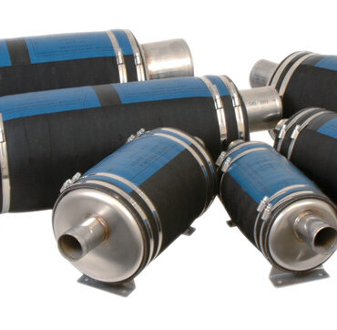 Riducono efficacemente la rumorosità con minima contropressione. La grande capacità di acqua contenuta elimina il rischio di sifonaggio e di ritorno dell'acqua con motore fermo.Le staffe di fissaggio possono essere ruotate a piacere.Componenti: fondelli in acciaio inox + gomma rinforzata.