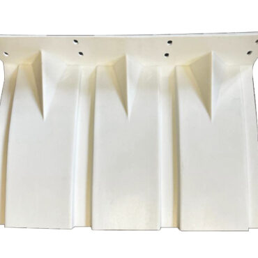 Sono realizzati in polietilene reticolato e sono autoaggiustanti. Causa la particolare forma e nervatura, inizialmente aiutano la planata dello scafo, poi via via che la velocità aumenta, si autoallineano con il fondo, garantendo un assetto ottimale e grande stabilità. L’installazione universale é facilissima.