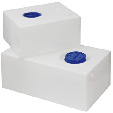 In polietilene bianco versione standard a sezione rettangolare.Adatti per essere installati nella parte centrale dello scafo o sotto il letto di prua.Forniti completi di tappo d’ispezione e 4 fori ciechi filettati da 1/2” - 1”1/4 ove vanno avvitati i portagomma di carico/scarico, sfiato (vedi vari modelli al gruppo 17), da ordinare a parte.