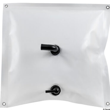 Serbatoi in PVC alimentare per stoccaggio acqua. Realizzati in tessuto PVC alimentare senza tereftalati, si adattano facilmente alle forme di sentine o gavoni. La resistenza del tessuto e la doppia saldatura ad alta tenuta garantiscono una lunga durata nel tempo. Sono dotati di due boccole saldate con filetto maschio G 1 ½ . Forniti con portagomma a girello da Ø 38 per il carico e Ø 16 per lo scarico. Per l’installazione è possibile fissare il serbatoio agli occhielli in metallo.