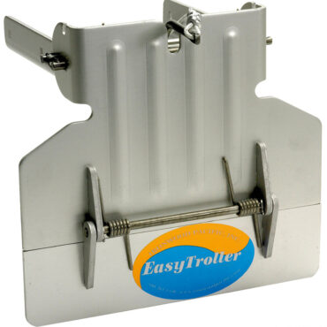 Sistema esclusivo, made in USA, che permette di ridurre e mantenere una velocità costante, anche inferiore ad 1 nodo, favorendo la pesca al traino. La cerniera a molla brevettata permette alla piastra di flettersi ed evitare danneggiamenti in caso di improvvisa accelerazione. Il montaggio è semplicissimo ed avviene mediante fissaggio diretto sulla piastra anticavitazione del motore. Sollevato in planata scatta in posizione mediante una semplice trazione del cavo.