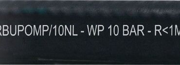 Versione in PVC: in PVC antibenzina coestruso con calza in nylon più uno strato esterno di PVC nero. Versione per benzina verde.Versione in gomma: in gomma nera, con rinforzo interno antiscoppio in filati sintetici alta resistenza.