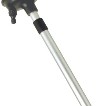 Si appoggia la ventosa in gomma sopra la presa a mare, facendo leva a terra tramite il tubo telescopico in alluminio. Il tubo dell’acqua si innesta a scatto nel raccordo universale tipo giardinaggio.