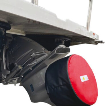 Fabbricata in poliestere ad alta resistenza ed UV resistente.Imbottita con schiuma poliuretanica da 6 mm, cuciture rinforzate e chiusura con bottoni a pressione.Maniglia resistente ed interno antisdruciolo per garantire facitilità e stabilità durante il trasporto.Colore ad alta visibilità per maggiore sicurezza in fase di traino.