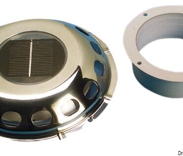 In acciaio inox, permette il passaggio dell’aria ma non dell’acqua, già completo di motorino elettrico sottostante per ventilazione cabina, alimentato tramite cellula solare incorporata nell'areatore.