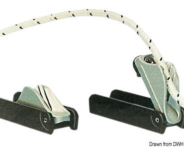 In alluminio con base acetalica. Autosbloccante quando il carico supera il massimo concesso. Ideale per bloccare/sbloccare la pala del timone sulle derive in caso di ostacolo o insabbiamento.